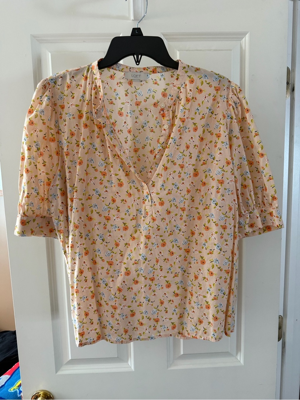 LOFT Peach Floral V‑Neck Short Sleeve Blouse